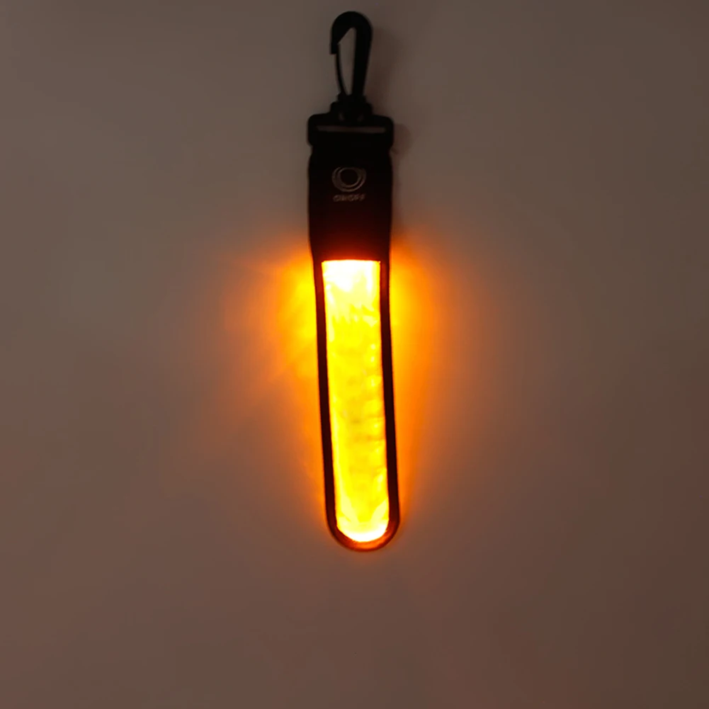 4Pcs LED 깜박이는 빛 반사 펜던트 3 가지 모드 빛나는 스트랩 펜던트 장식 야간 달리기를위한 안전 반사판 펜던트