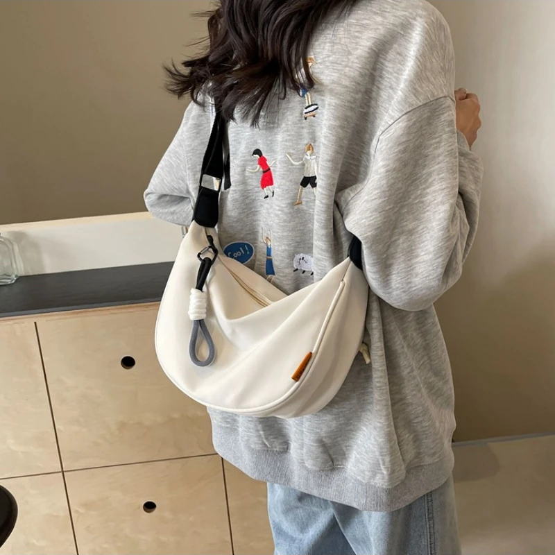 [ LMC]★24FW★韓国人気★OVAL GLOBE CURVED CROSS BAG 5545b644e15cbc4649d48271e72fdd