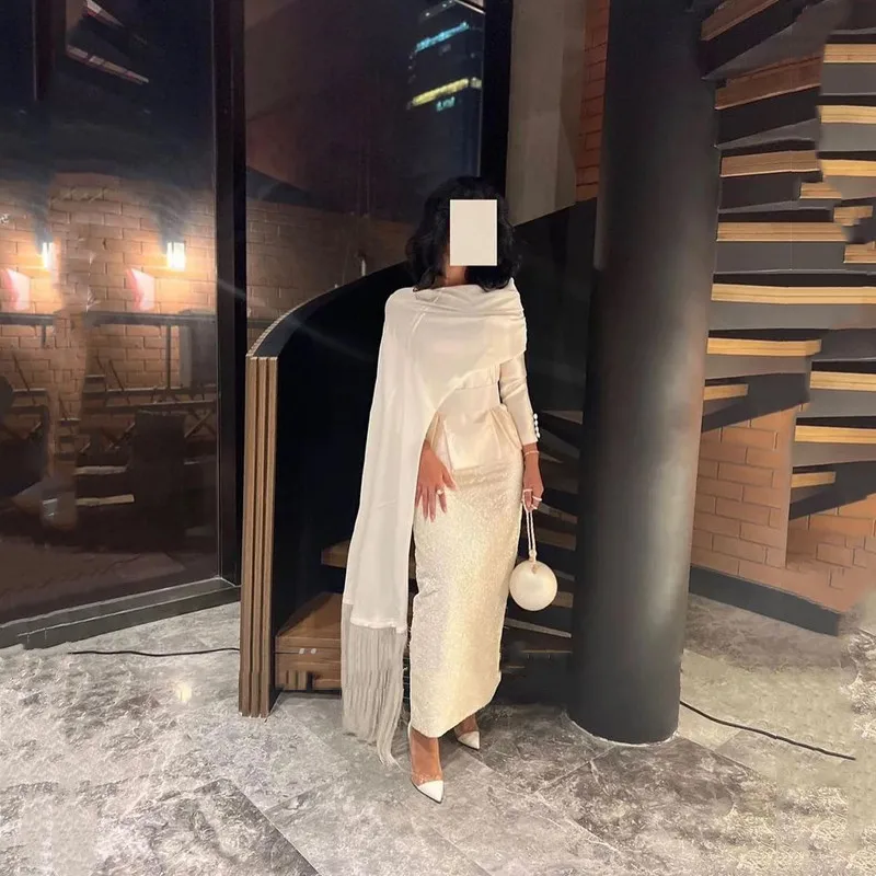 Женское атласное платье с длинным рукавом и бахромой