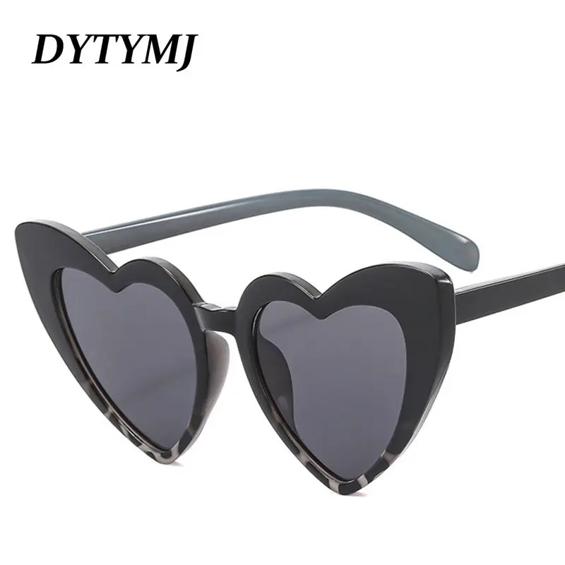 

DYTYMJ Love Women Sunglasses Large Frame Gradient Ladies Glasses Fashion Heart-shaped Sunglasses Holiday Lentes De Sol Mujer