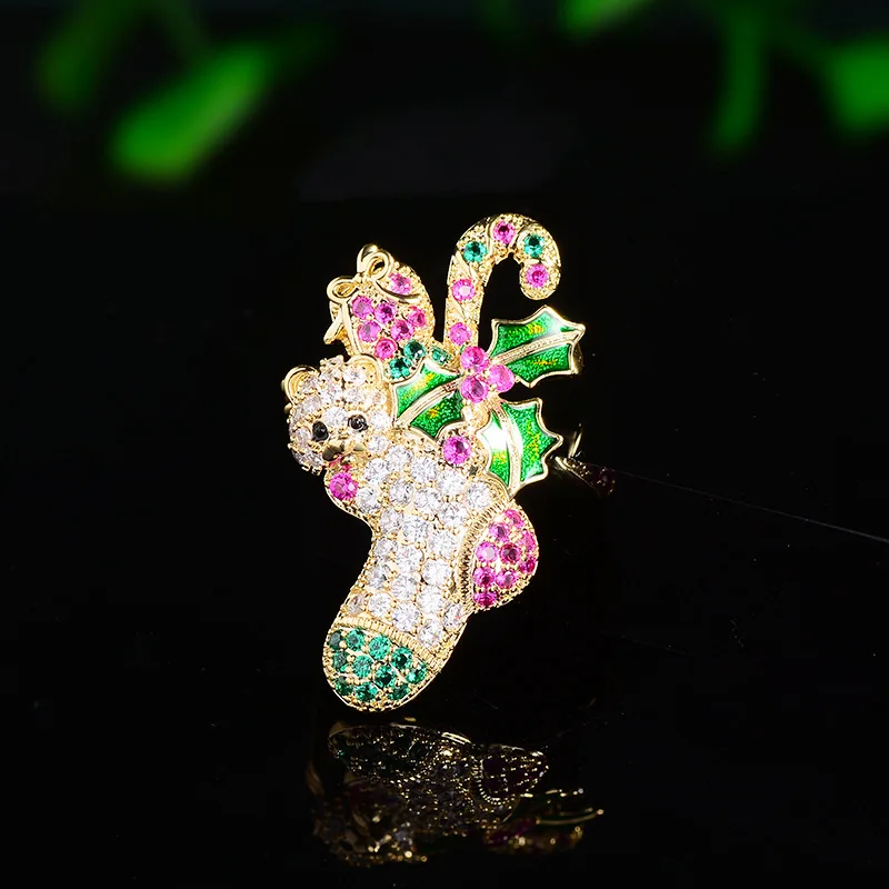 

2024 New Cute Cat Brooch Female Christmas Stocking Design Color Zircon Micro-inlay Delicate Pin Corsage Accessories Holiday Gift