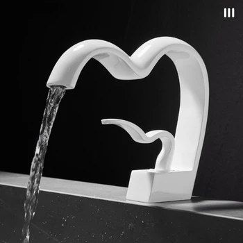 ก๊อกน้ําอ่างล้างหน้ารูปหัวใจทองเหลืองหรูหราห้องน้ําตู้ห้องน้ําใต้เคาน์เตอร์อ่างล้างหน้าก๊อกน้ําร้อนและเย็นป้องกันการกระเซ็น 2