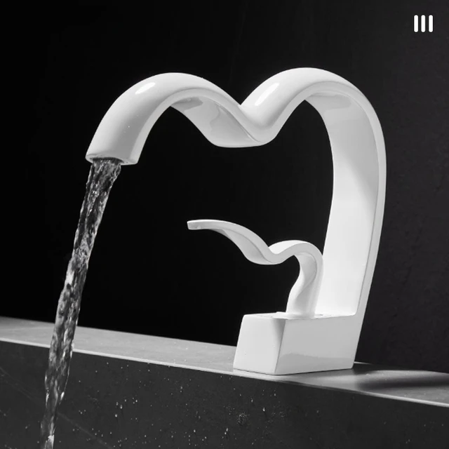 ก๊อกน้ําอ่างล้างหน้ารูปหัวใจทองเหลืองหรูหราห้องน้ําตู้ห้องน้ําใต้เคาน์เตอร์อ่างล้างหน้าก๊อกน้ําร้อนและเย็นป้องกันการกระเซ็น 2