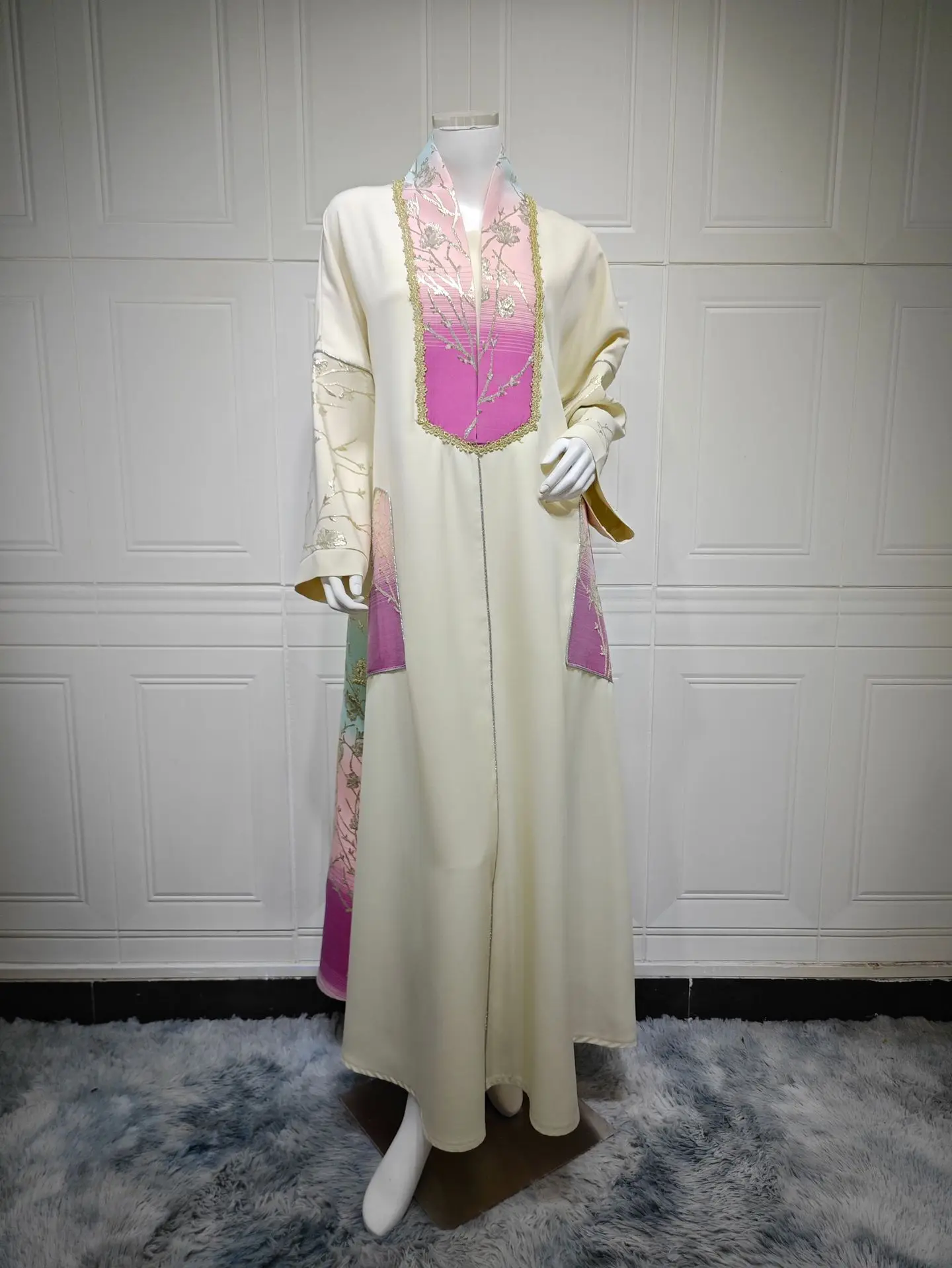 جلابية طويلة بتفاصيل لونية ناعمة وأكمام واسعة