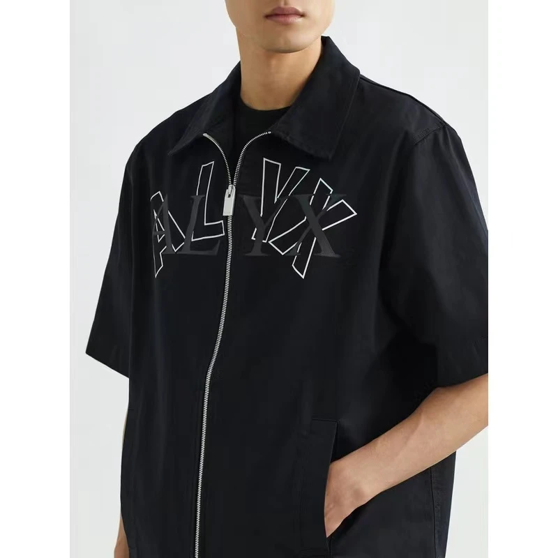 

23SS New Fasion 1017 Alyx 9sm Graffiti Inkjet Logo Lapel Zipper T-shirts Men Women Top Tees Functional Alyx T Shirt Haikyuu