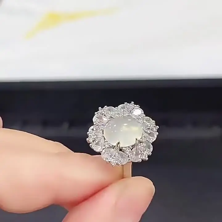 Посеребренное кольцо с инкрустацией из белого халцедона Grandeur женское