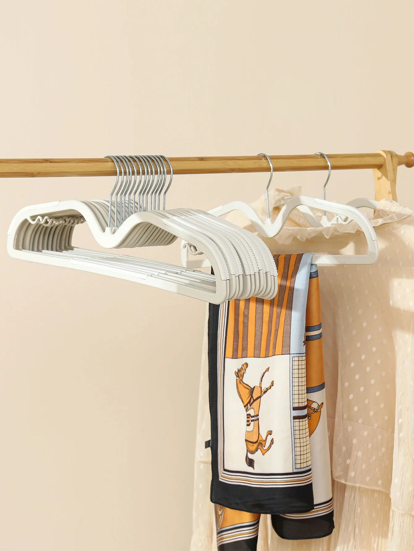 Non-Slip Plastic Hangers 10pcs Versatile Traceless Design For Clothes Bras More For Home Storage Retail Display