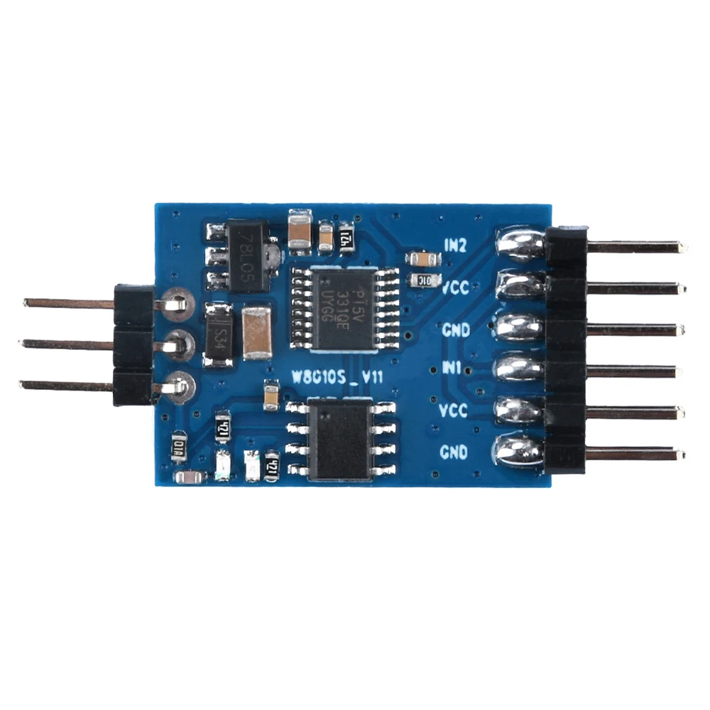 Vue rapprochée du commutateur vidéo 3 voies pour drone FPV, avec détails des connecteurs et du circuit imprimé.