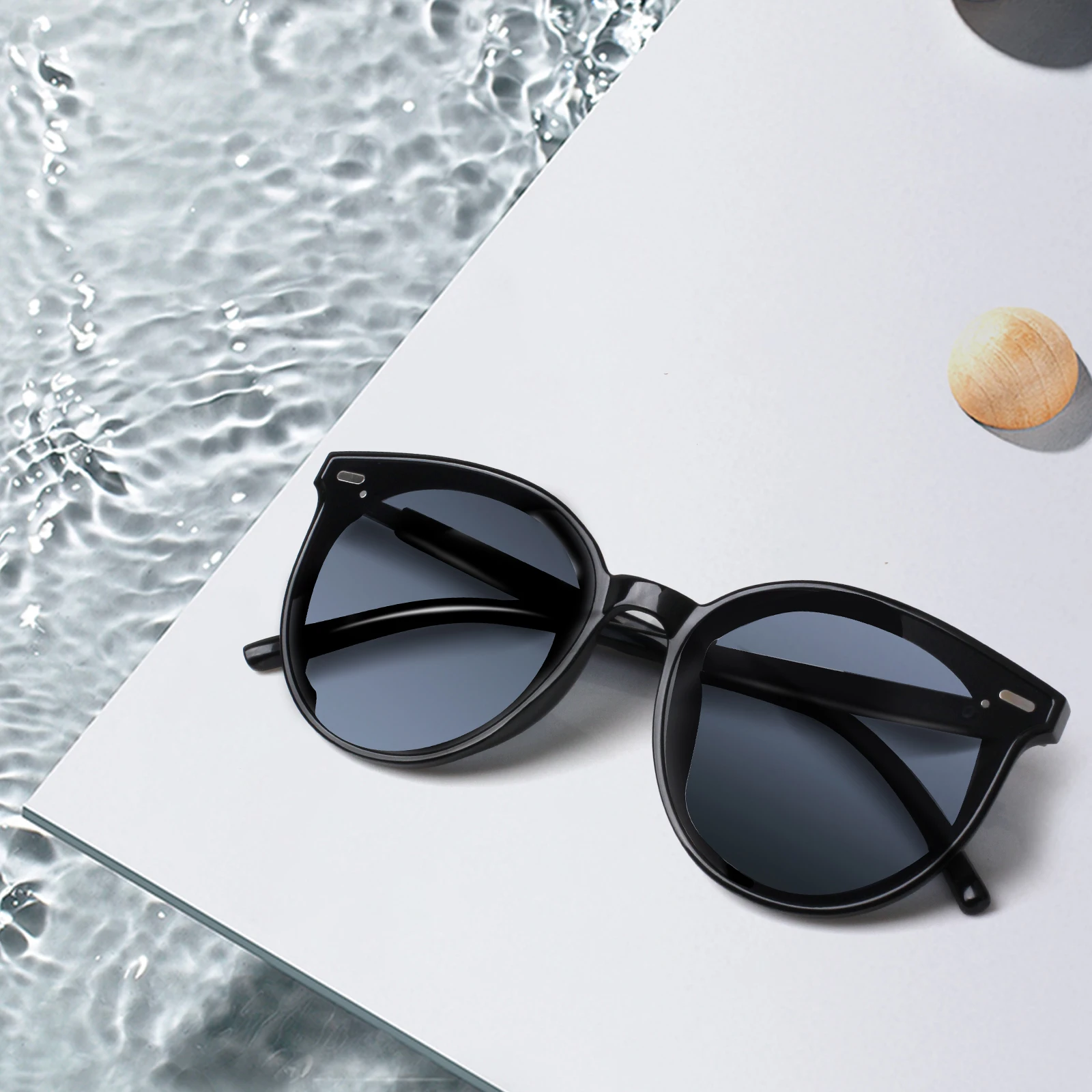 

SUNVOES classic men's pilots polarized sunglasses driving travel fishing camping UV400 sunglasses for men and women