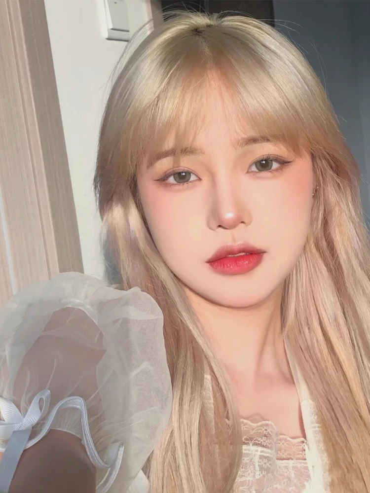 White wig with bangs image 1