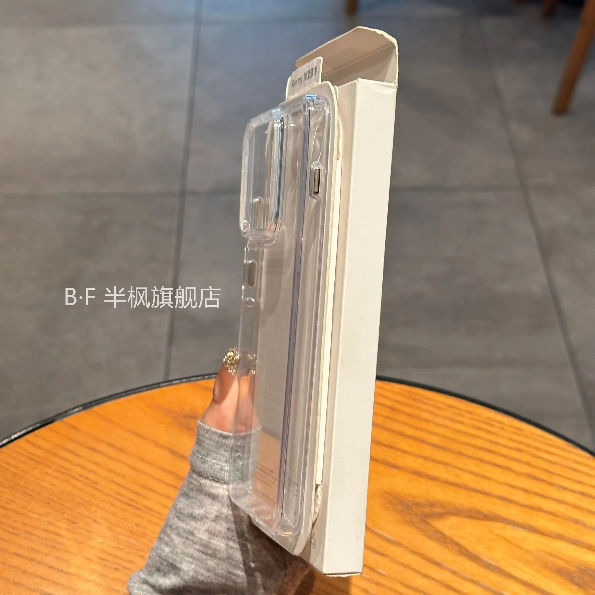 Luxury Transparent Acrylic Back Cover with Fall Protection for Moto Signature Edge 70 Ultra