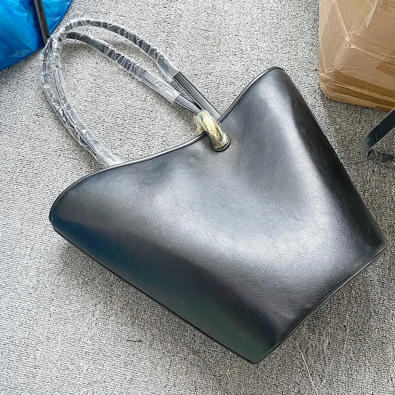 2025 Niche Asymmetric Women's Bag Simple Casual and Versatile Bucket Catering Basket Slanted Handbag Shoulder Bag