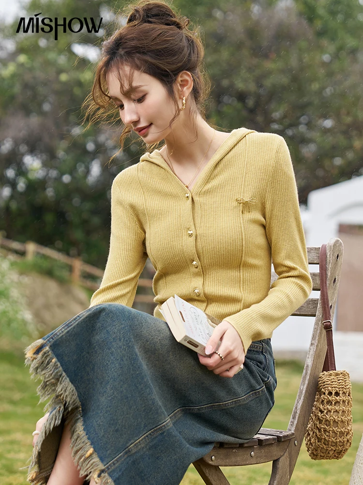 

MISHOW Knitted Hooded Sweaters 2024 Spring Autumn Bow Brooches Single Breasted Female Casual Solid Short Slim Tops MXD11Z0444