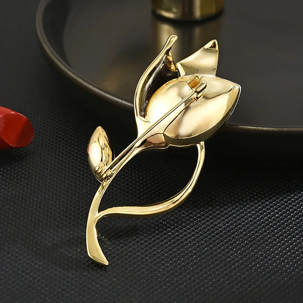 Simple Pearl Crystal Rose Brooch Korean Version New Fashionable Knitting Elegant Rose Suit Brooch Wholesale By Manufacturers