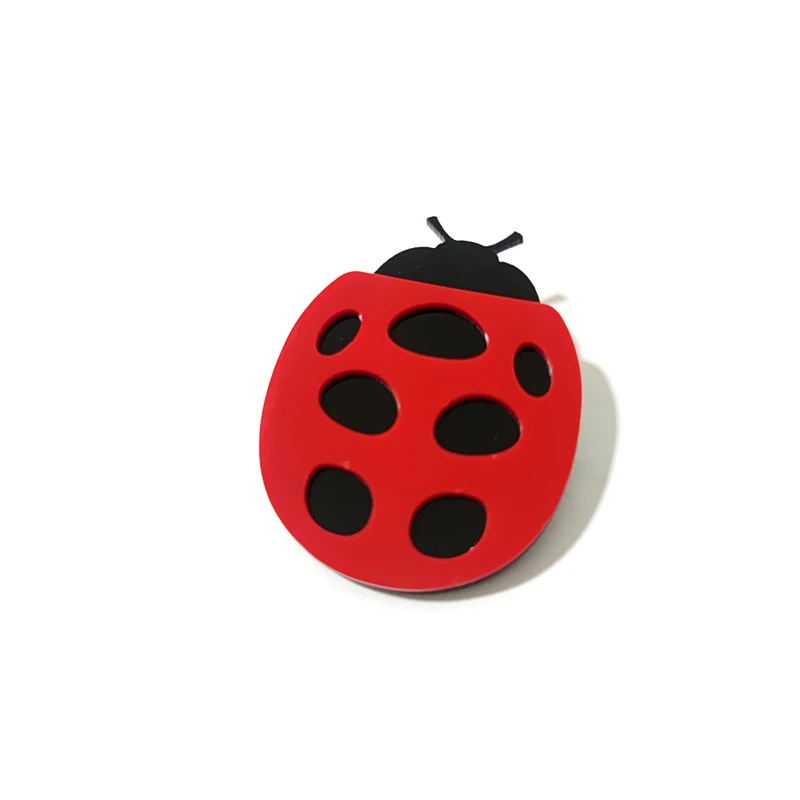 KUGUYS Rote Marienkäfer-Broschen, modischer Acryl-Schmuck für Frauen, trendiges Pin-Accessoire – Detail 2