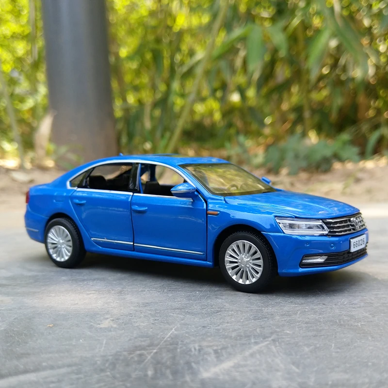 1:32 Passat Alloy Muscle Car Model Sound and Light Pull Back