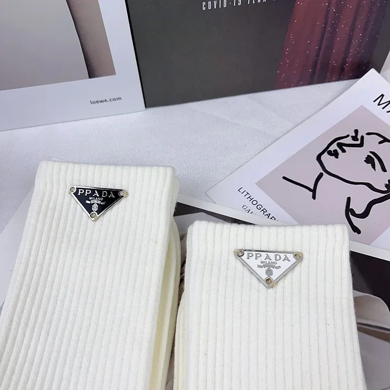 الكلاسيكية لون نقي أسود أبيض حرف P تسمية مثلث المأ...