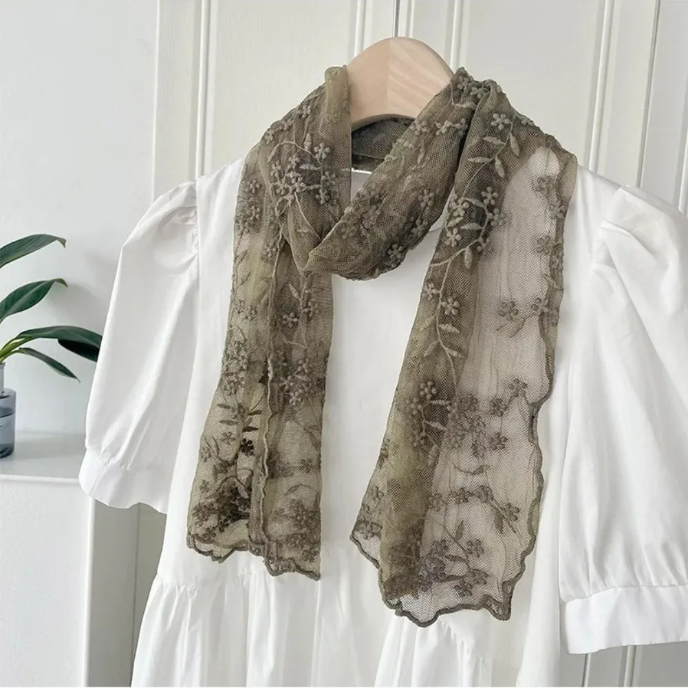 Vielseitiger Retro-Spitzenschal für Damen, koreanische Version des literarischen bestickten Blumen-Sonnenschutz-Spitzenschals, langer Damen-Kopfschal – Detail 3