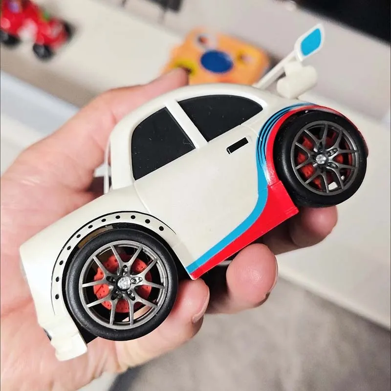 Voiture RC Mini 2.4G en action, dérapage avec effets sonores, parfaite pour le drift