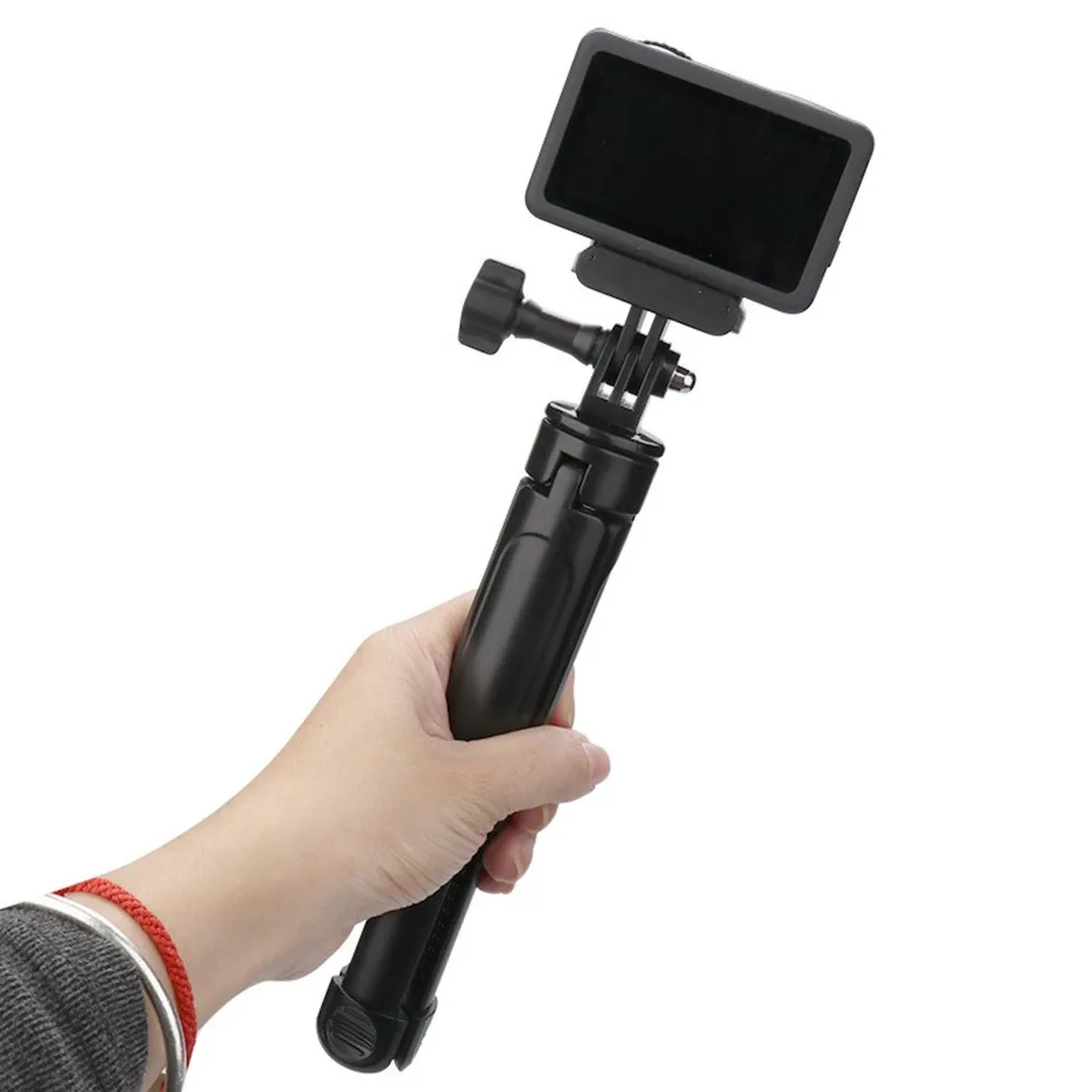 Support trépied GoPro 2in1 plié en mode perche courte, avec une caméra attachée, idéal pour les selfies.