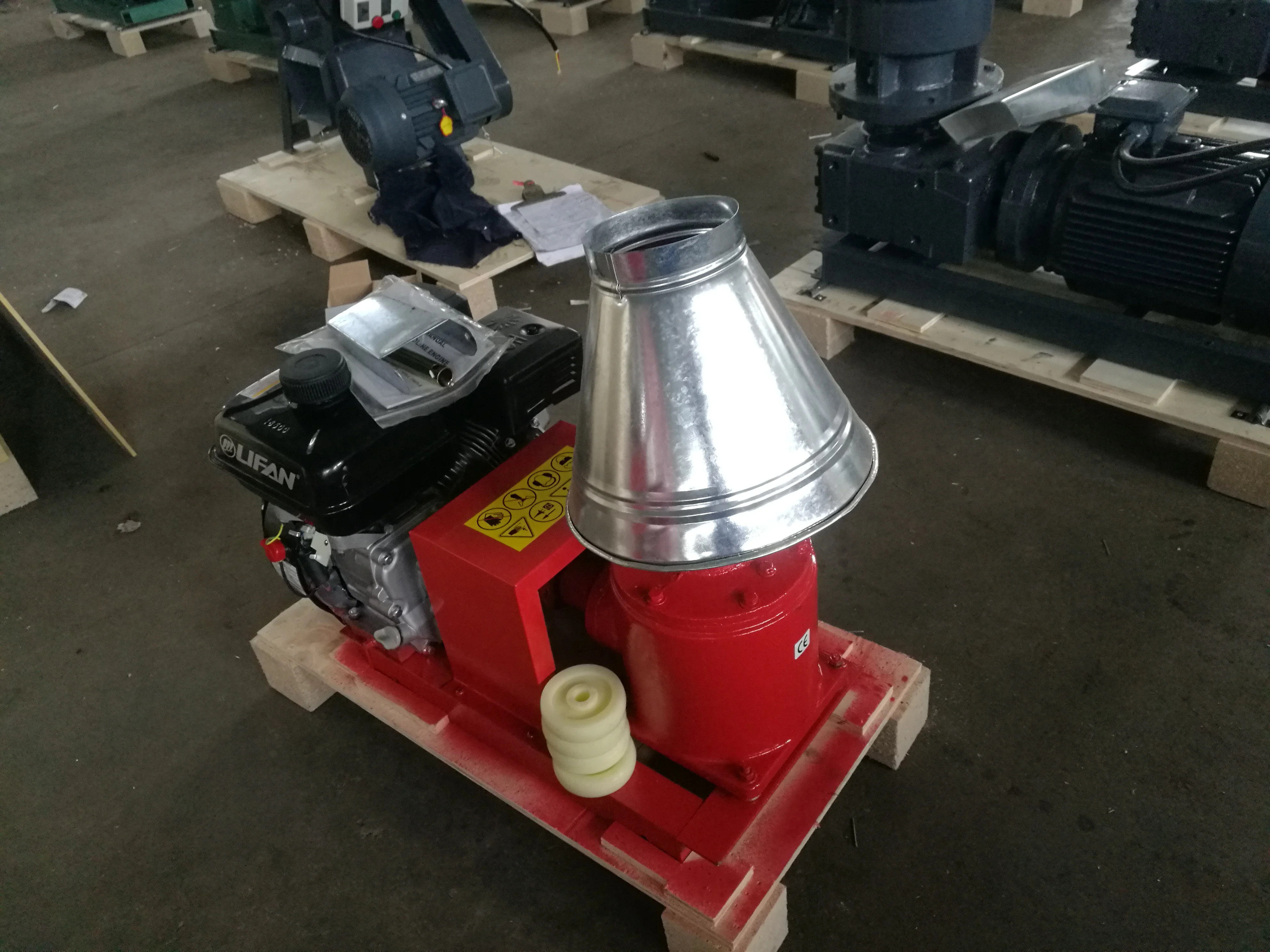 KL150 KL150A 7.5 HP Gas Gasoline Biomass Pellet Mill Machine 6 mm Die Hole To Door