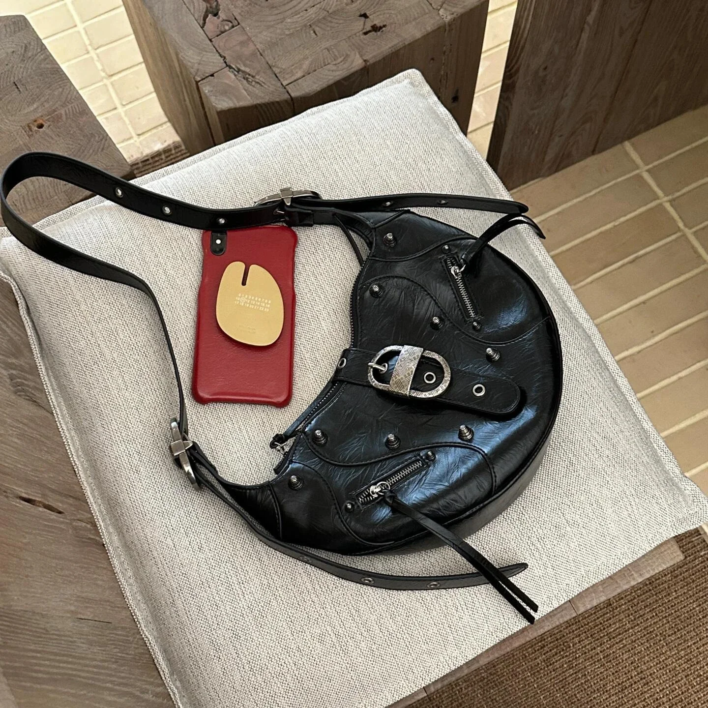 حقيبة كروس كرواسون من الجلد الشمعي من JW PEI - حقي...