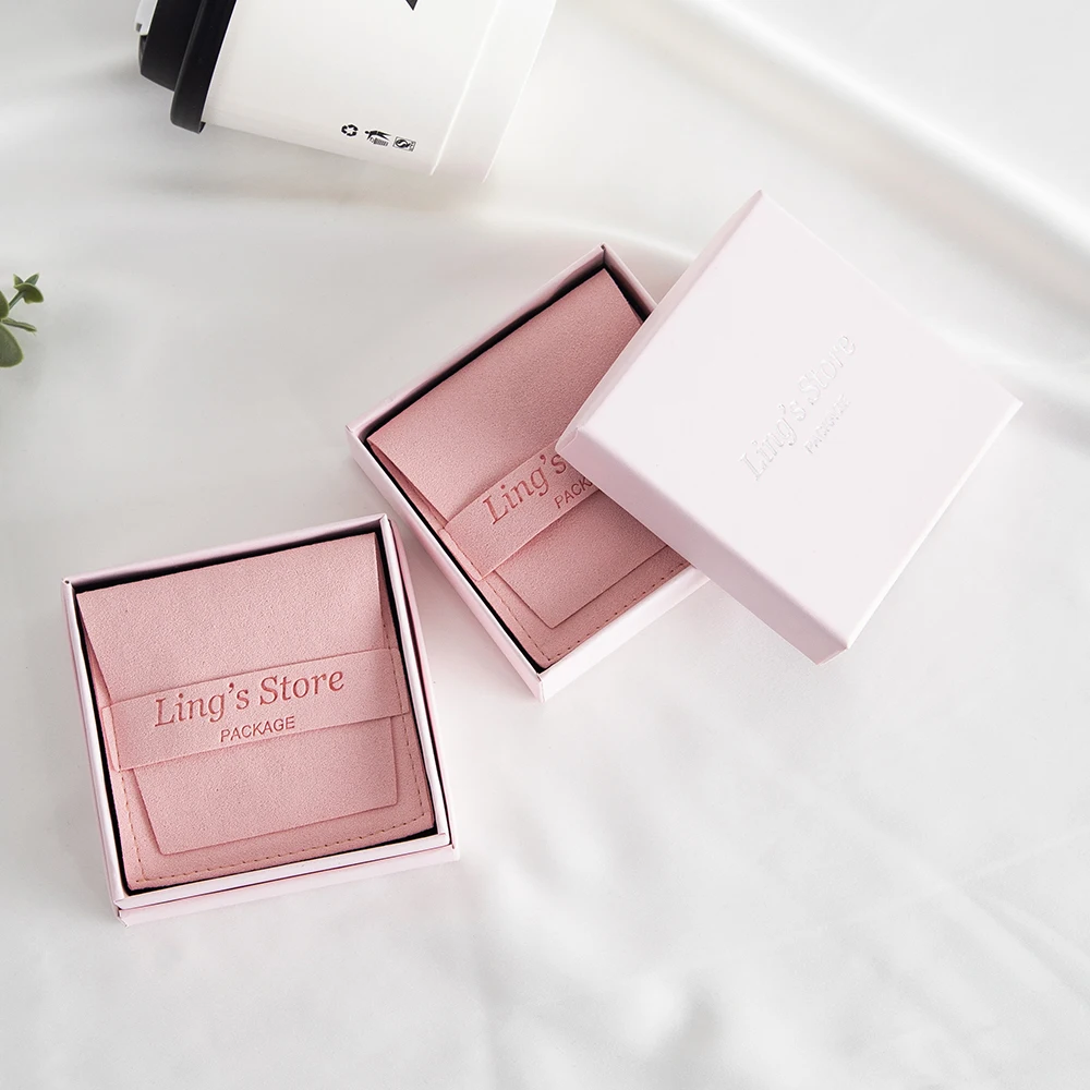 50 Sets Schmuckschatullen mit individuellem Logo, Babyrosa, 9x9x3cm, innen 8x8cm Mikrofaser-Streifenbeutel, Umschlagtasche, Wildleder-Samt-Klappentasche – Detail 4