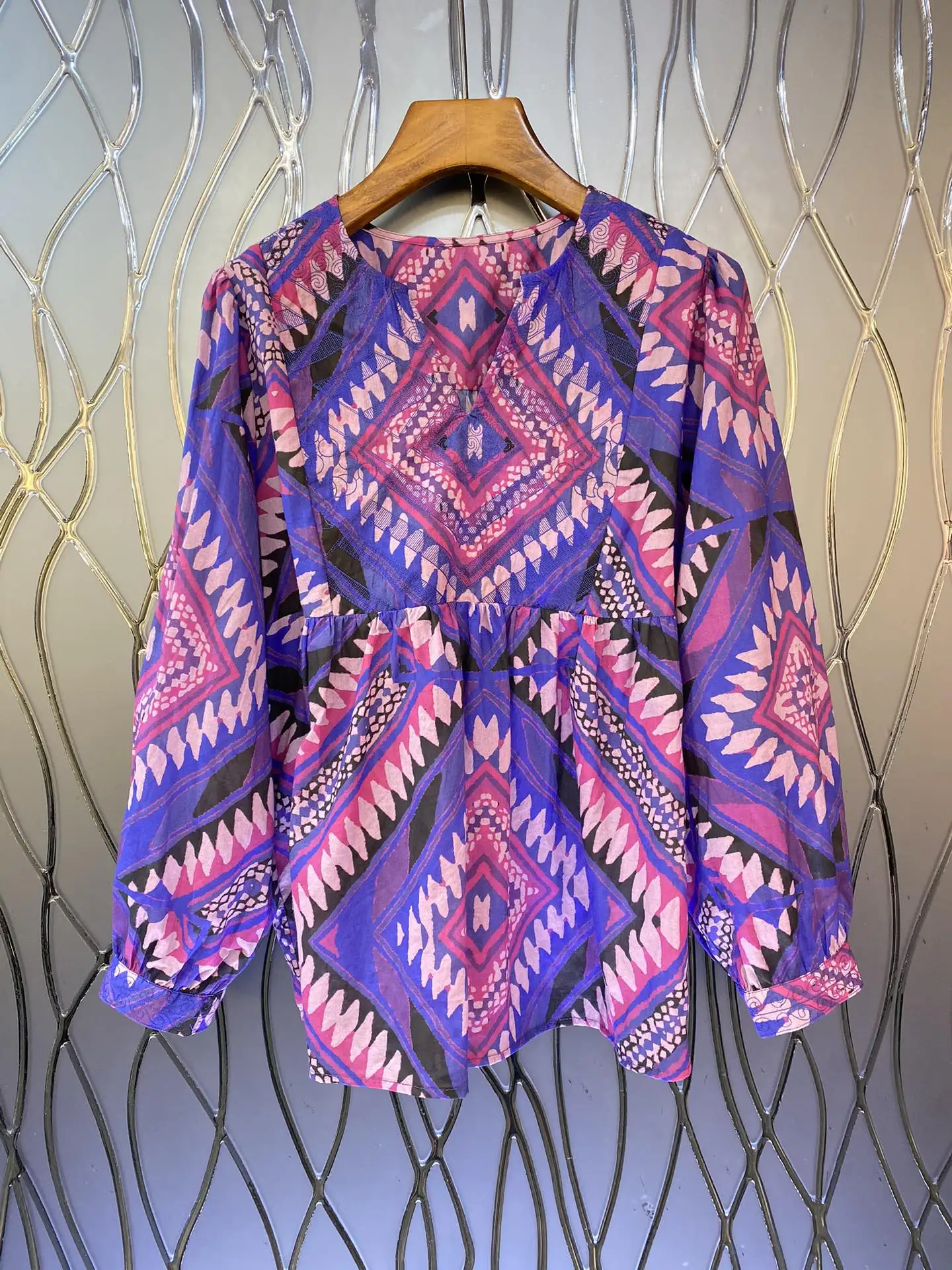 

2023 autumn and early winter fashion new women's clothing Printed V-neck Top 0802