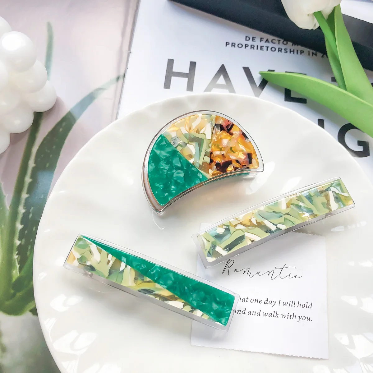 

Colored grab clip, fashionable and minimalist green hair grab shark clip hair accessory headwear, fan-shaped grab clip