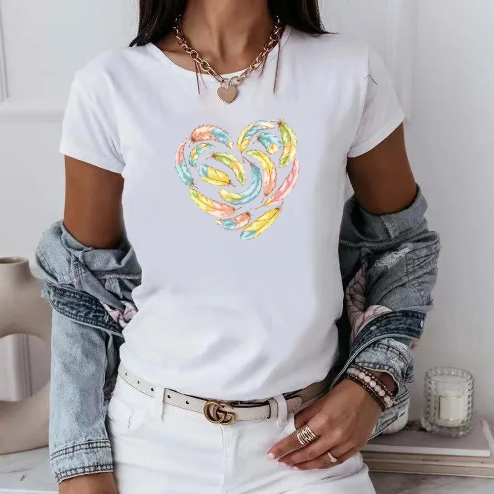 

Женская футболка с коротким рукавом, круглым вырезом и принтом перьев