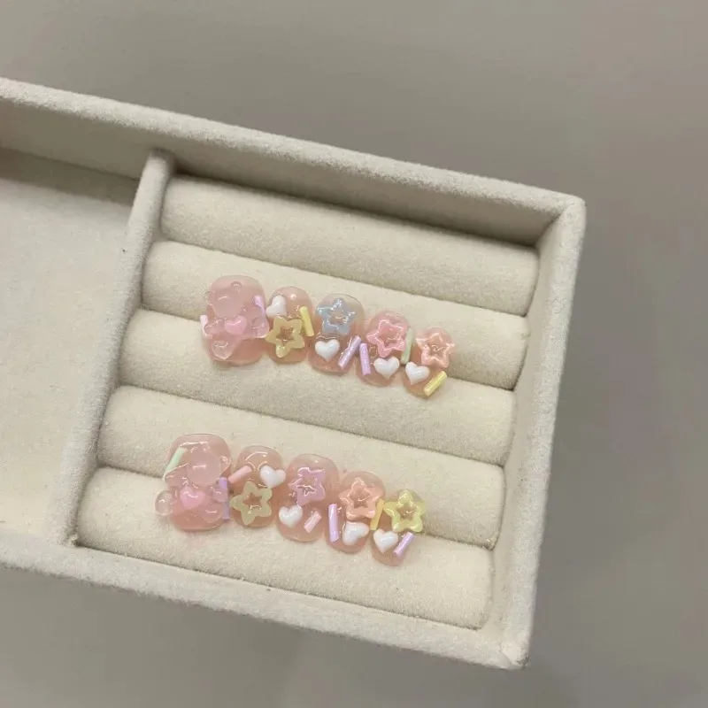 인스타그램 수제 프레스 네일 풀 커버 베어 하트 디자인, 짧은 라운드 라인석 가짜 손톱, 웨어러블 매니큐어 네일 팁, 10 개