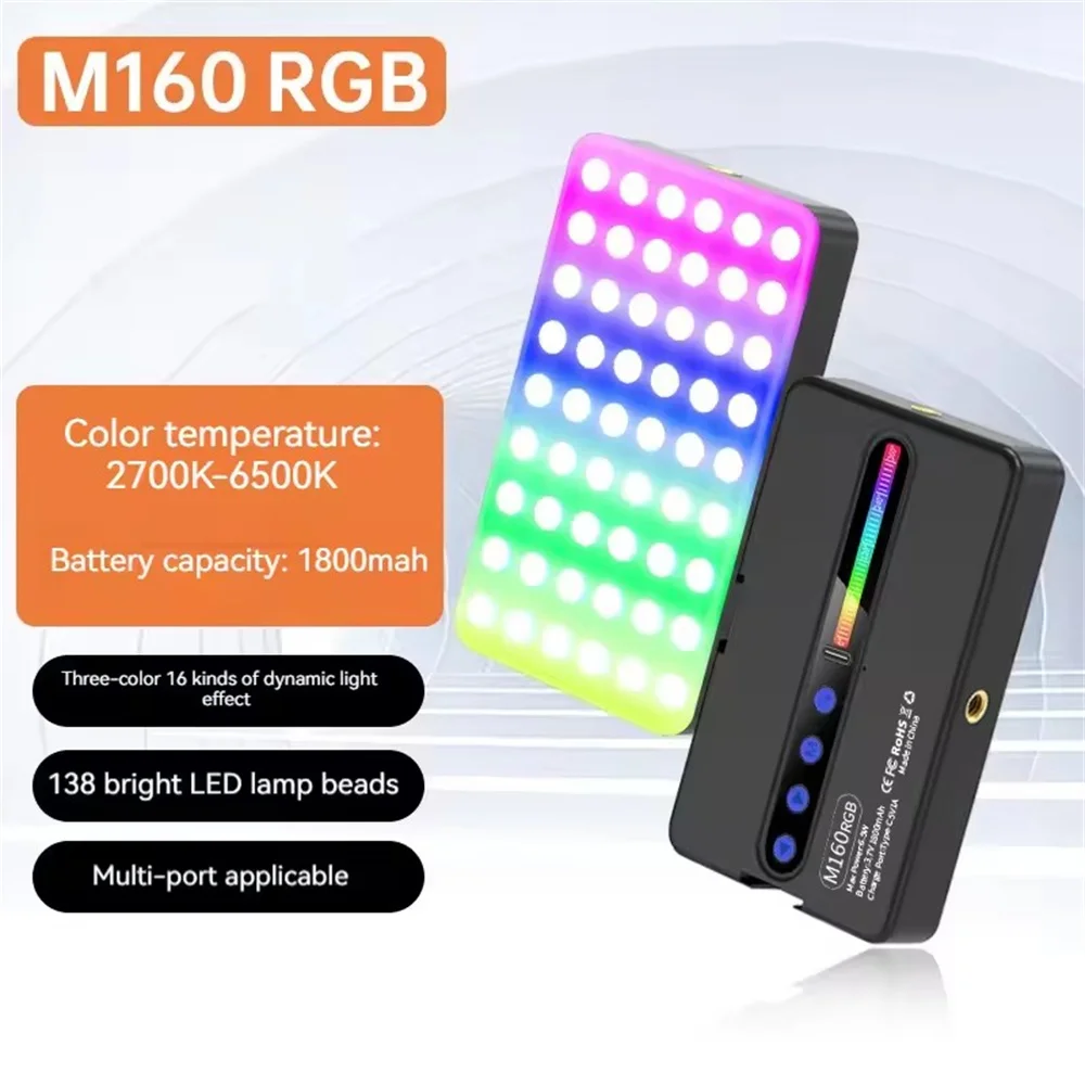 Lampe vidéo LED RGB utilisée en extérieur, éclairant un paysage avec des couleurs changeantes.