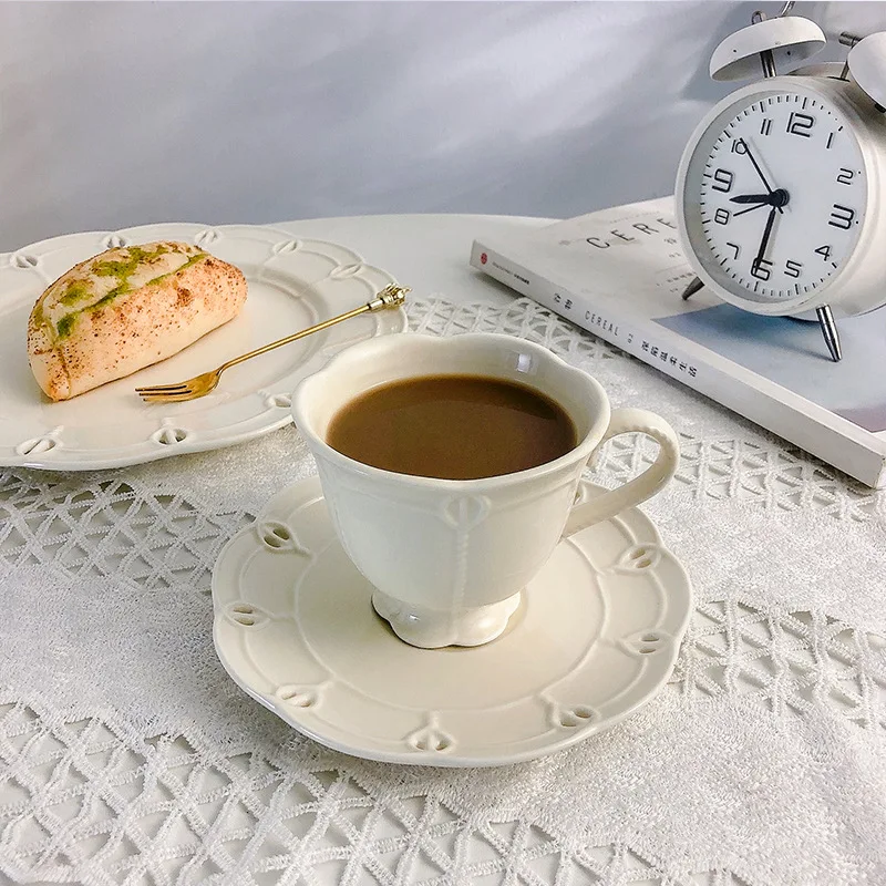 European Retro Hollow Ceramic Plate Wedding Plate Home Restaurant Snack Tray Dessert Dinner