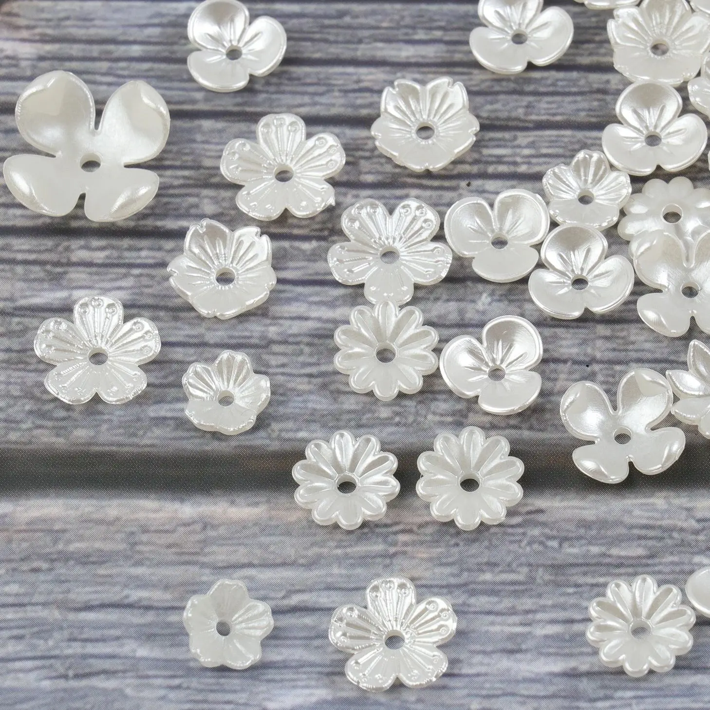 

50 шт./партия, акриловые шапочки для бусин, в виде лепестков