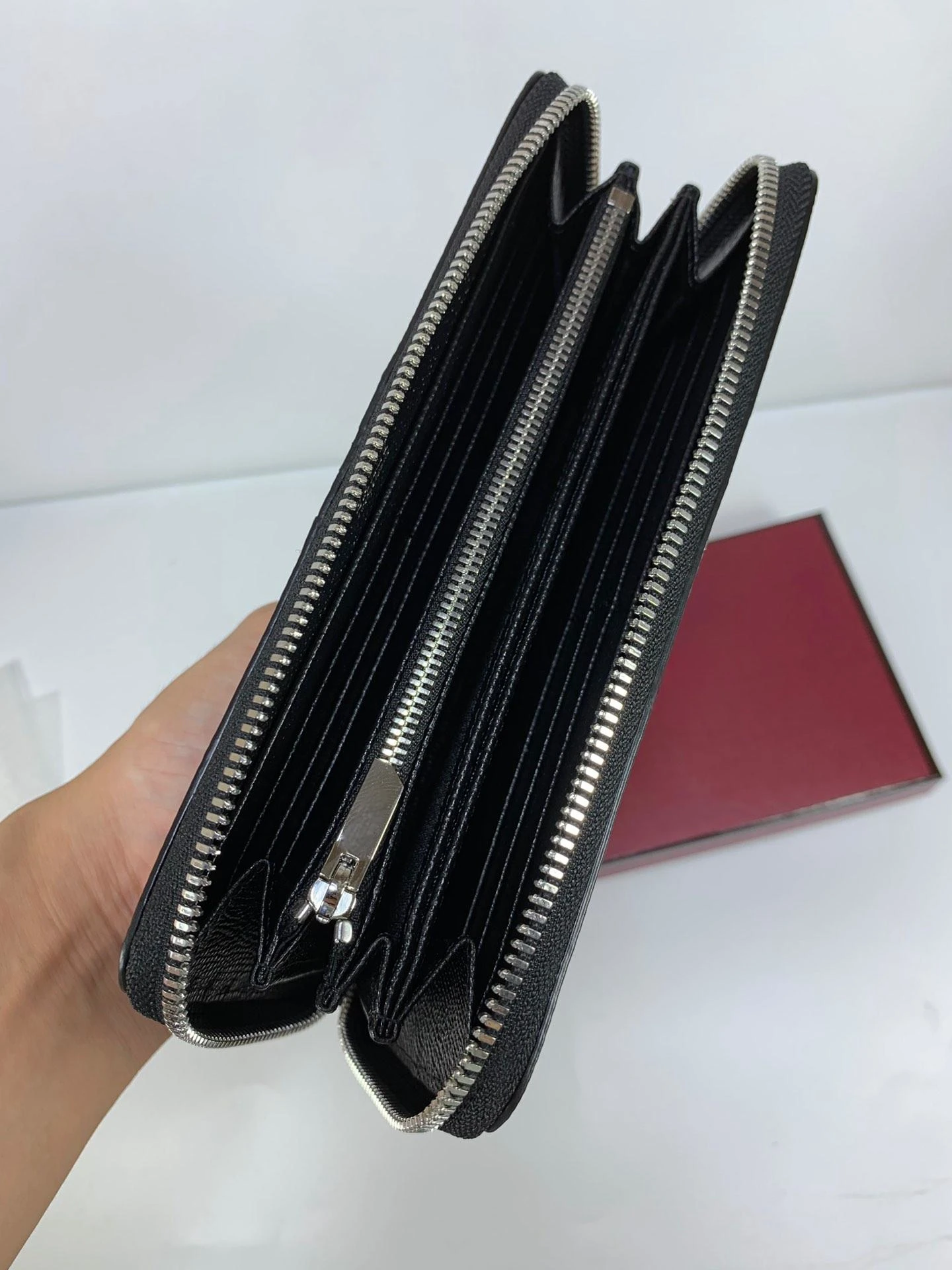 Рисунок 6 - Роскошный брендовый кошелек B