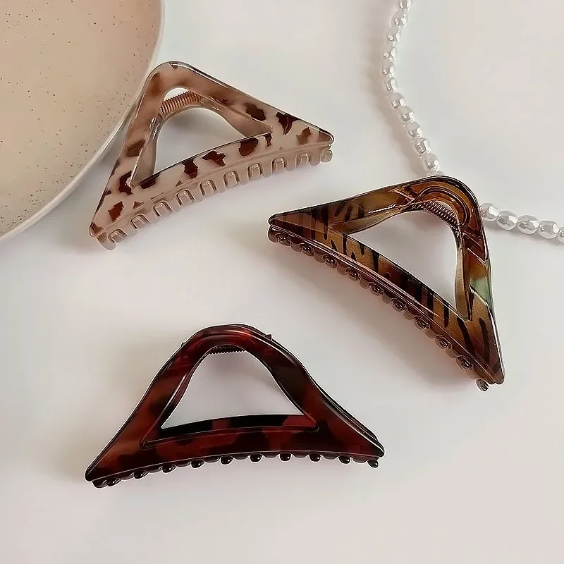 Minimalist Leopard Print Acrylic Hair Claw Clips Summer 2023 New Charm Temperament Triangle Hairpin Women's Hair Accessories zircon acrylic patch cloud water drop double ring charm pendants 14k gold plated brass jewelry making supplies diy accessories