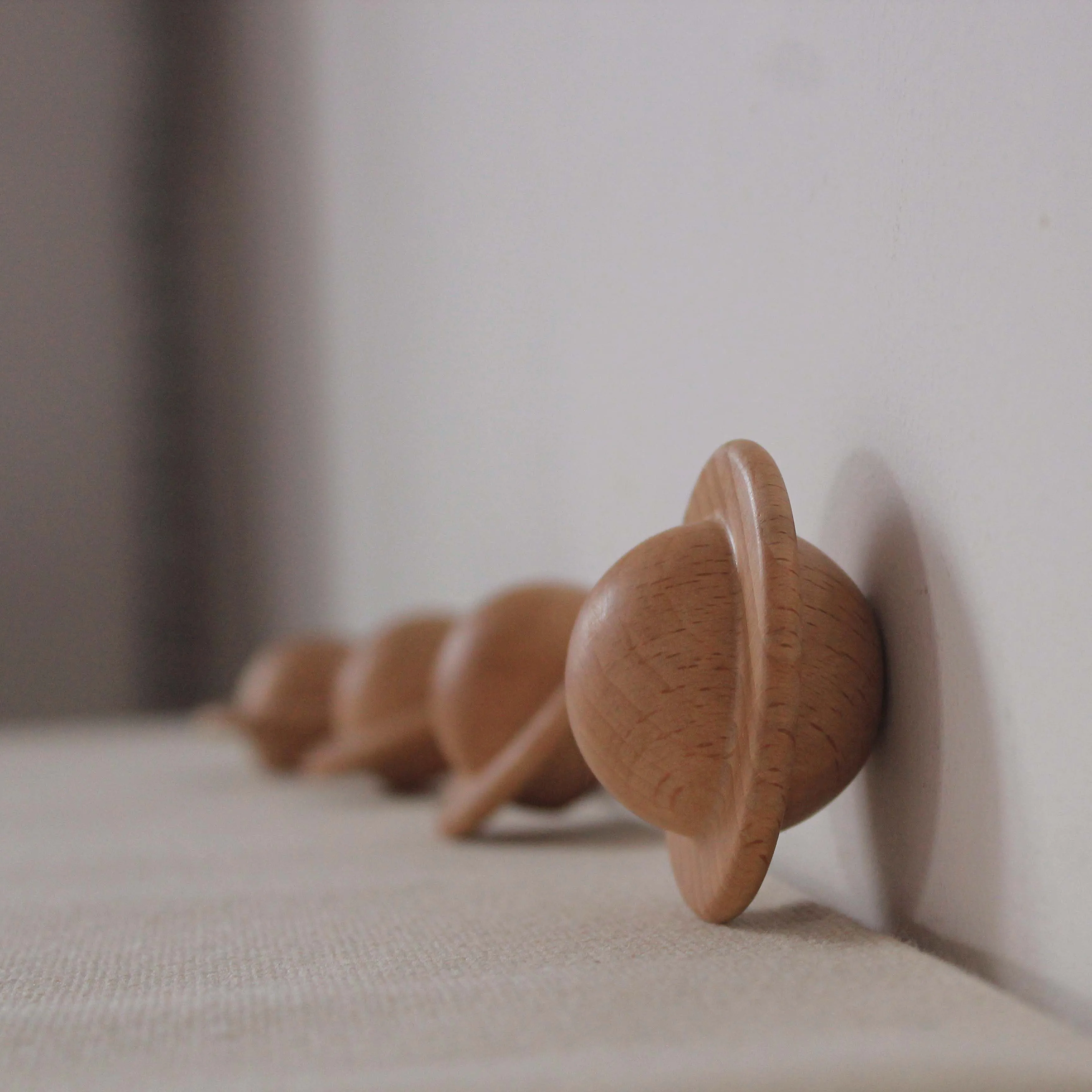 

Hook wooden handle without punching hook Saturn ornaments log wind