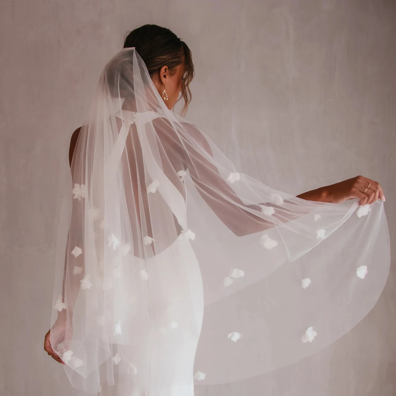 V111 2 Tier Bridal Veil Blush Floral Wedding Veil Fabric 3D Flowers Scattered Drop Bridal Illusion Comb Cover Face bridal veil