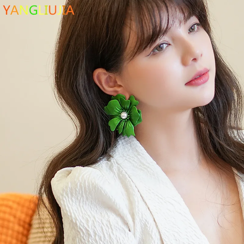 Metal Flower Green Yellow Spray Paint Earrings European American Style Personality Fashion Stud Earrings Ms Travel Accessories