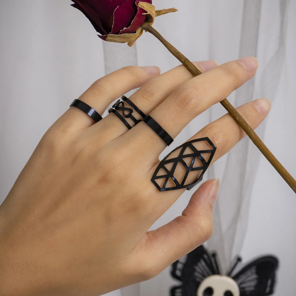 4 Pz/Set Halloween Trendy Charm Retro Hollow Geometry Multistrato Irregolare Infinito Anello Nero Per Gioielli Da Donna All'Ingrosso