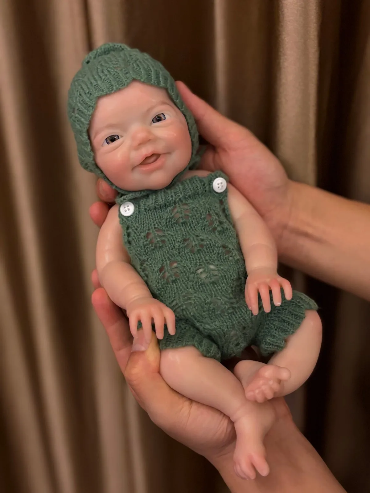 Mehrfarbiges Pullover-Set, geeignet für 10–12 Zoll große Silikonpuppen, Puppenkleidungszubehör, 7 Farben süßeste Pullover-Outfits – Detail 10