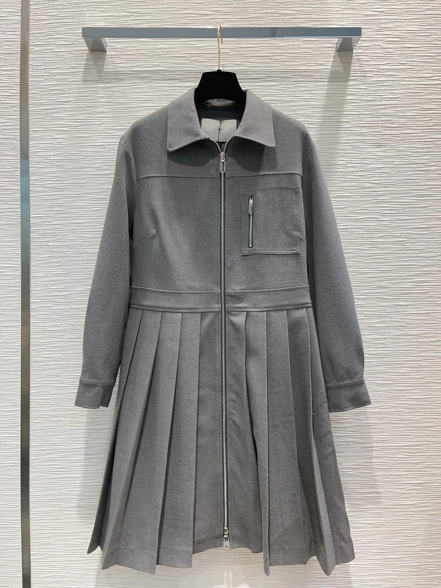 

2023 New for autumn and winter. Classic suit fabric shirt skirt, daily commute can be, the slimming effect is great.