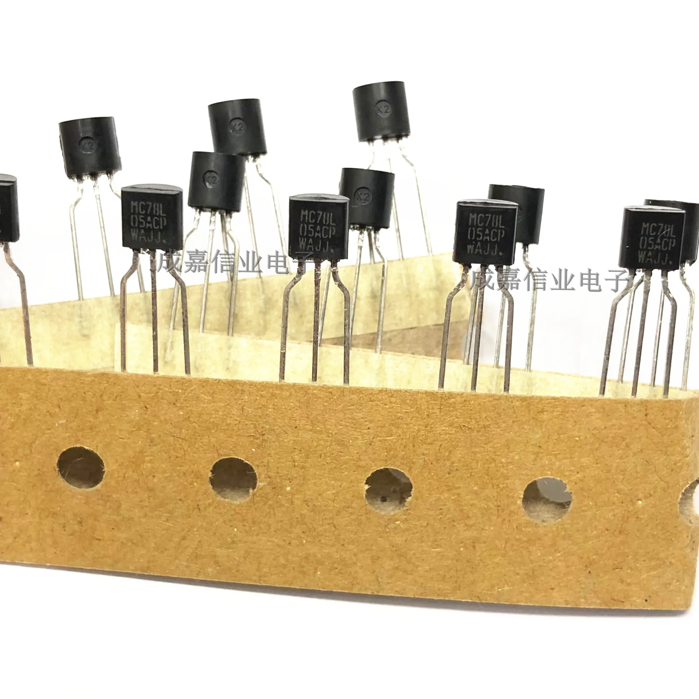 

10pcs/Lot MC78L05ACPG TO-92-3 MC78L05ACP Linear Voltage Regulators 5V 100mA Positive Operating Temperature:0 C-+ 125 C