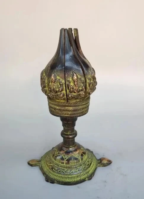

Китайская коллекция, Античная бронзовая лампа с лотосом
