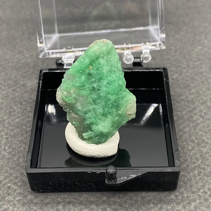 100%  Natural Emerald Mineral Specimens Stones and Crystals Healing Crystal   +Box size:35*35*35 mm