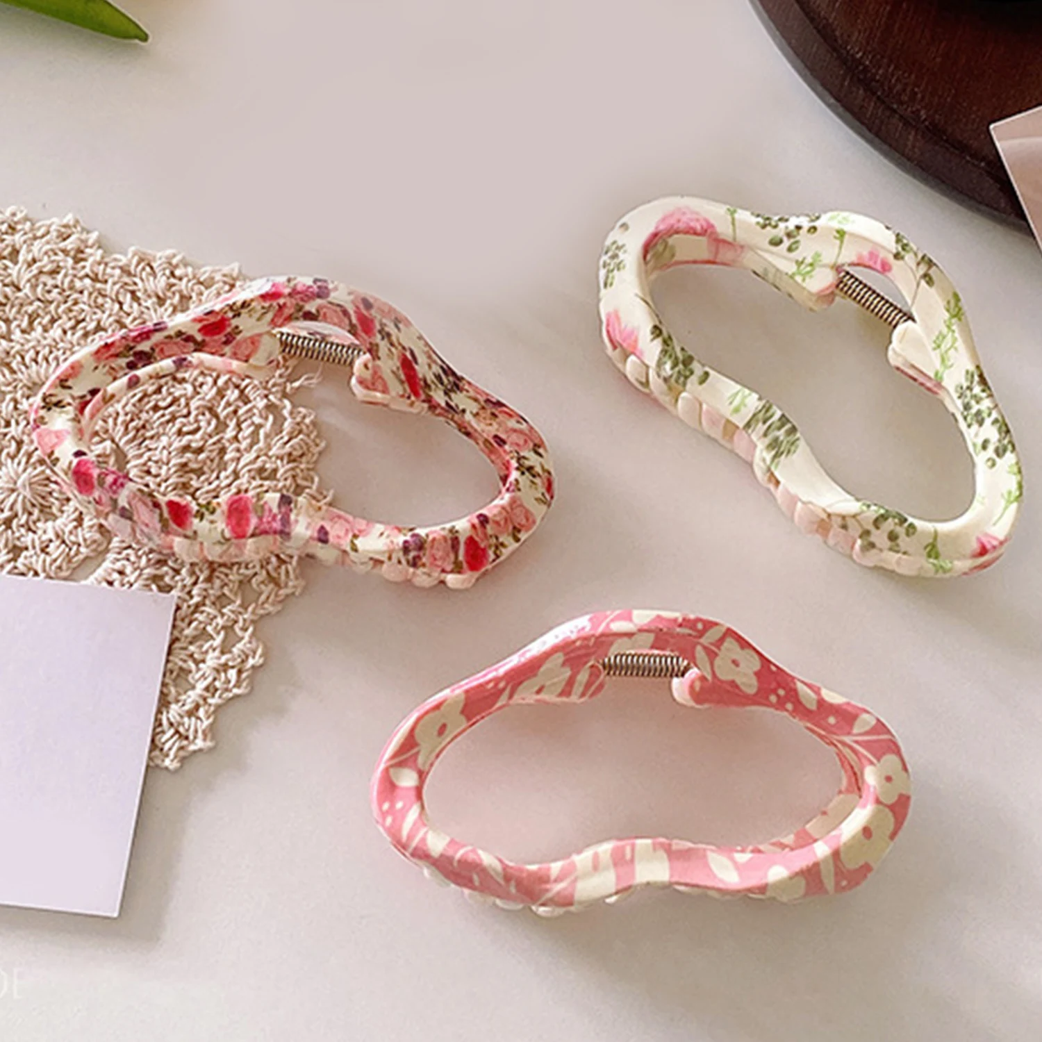 

Clouds Hollow Out Hair Claws Clips Women Girls Acrylic Hair Clamps Plastic Irregular Hair Barrettes Hair Accessories New