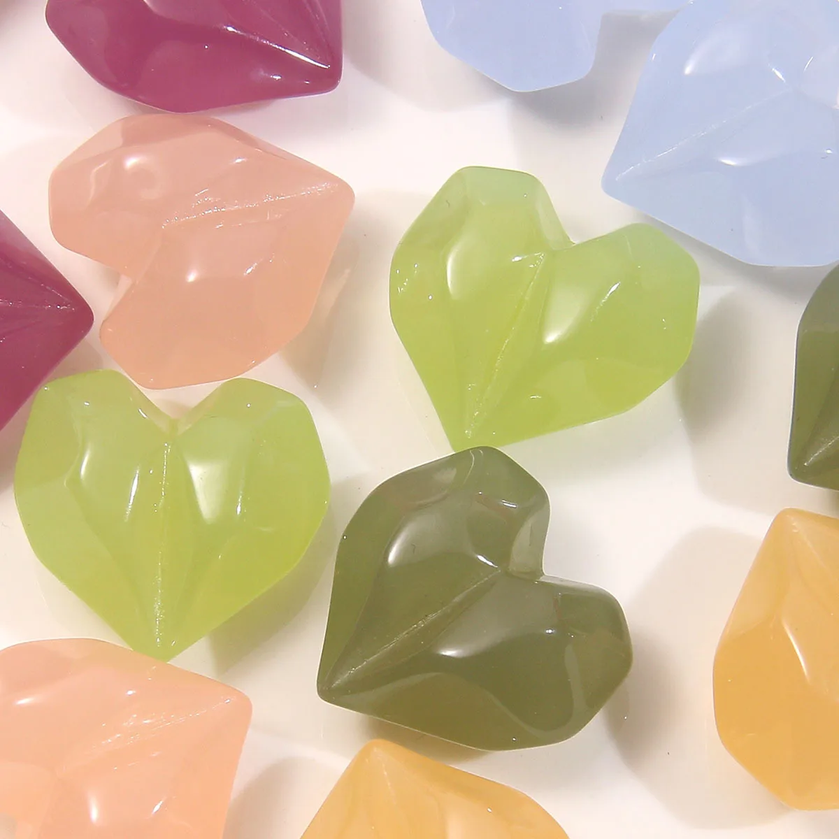 

Новые блестящие акриловые Кабошоны конфетных цветов в форме сердца с гранями для заколки для волос 50 шт. 25*24*14 мм