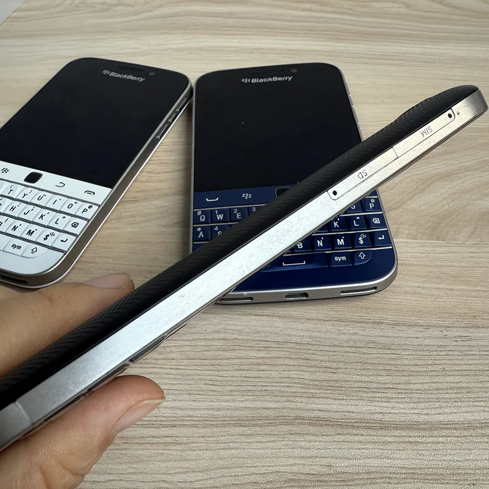 オリジナル BlackBerry Q20 クラシック 4G 携帯電話 3.5インチ 8MP
