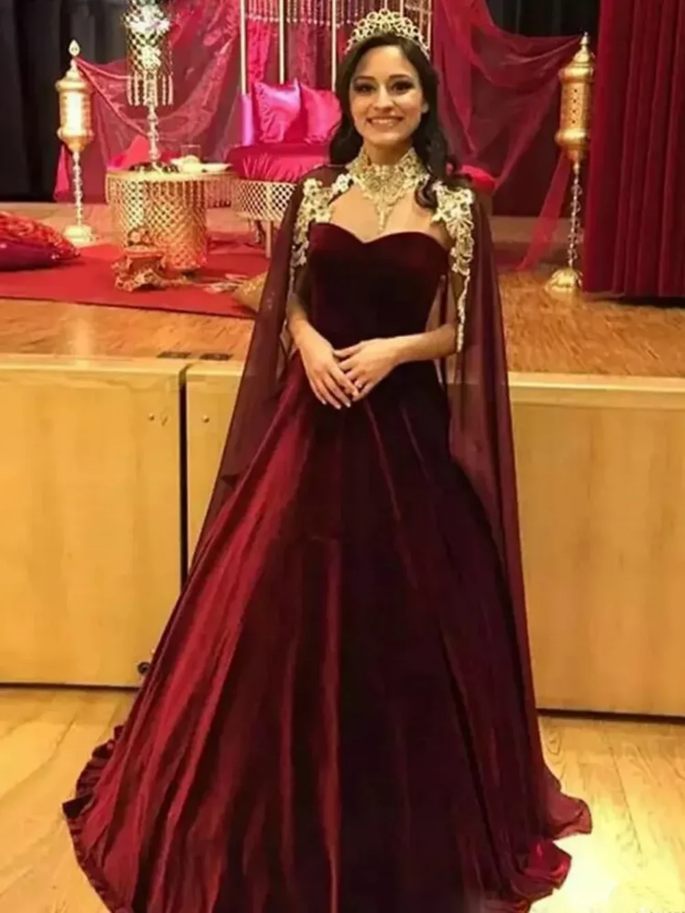 

Elegant Saudi Arabic Burgundy Velvet Evening Dresses With Chiffon Cape Gold Lace Applique Women Formal Gown Prom Party Wear 2024