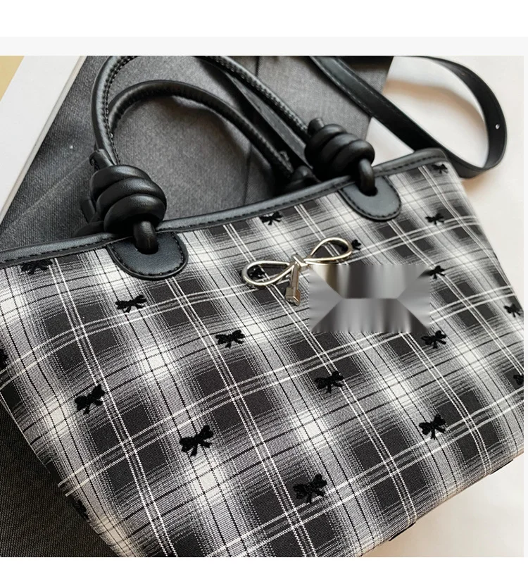 Noua geantă crossbody 2024, la modă, cu decorațiuni fluturi, pentru ieșiri la serviciu, cu un singur umăr, mică, pătrată_voghion.com